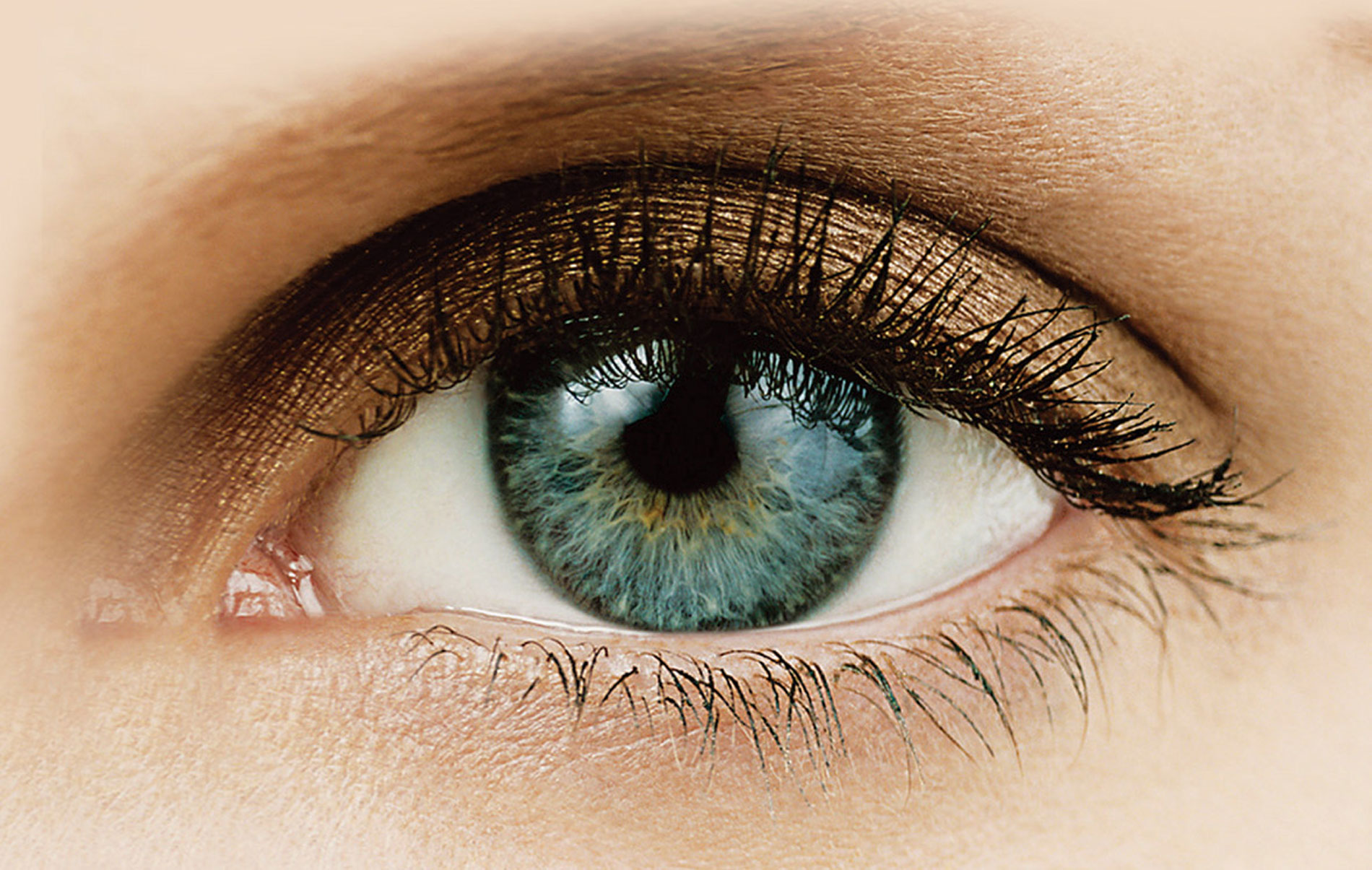 Geschminktes Auge mit Kontaktlinse