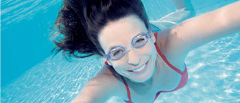 Frau unter Wasser mit Schwimmbrille