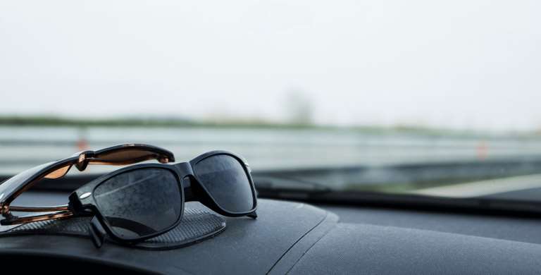 Brillen auf dem Cockpit eines Autos